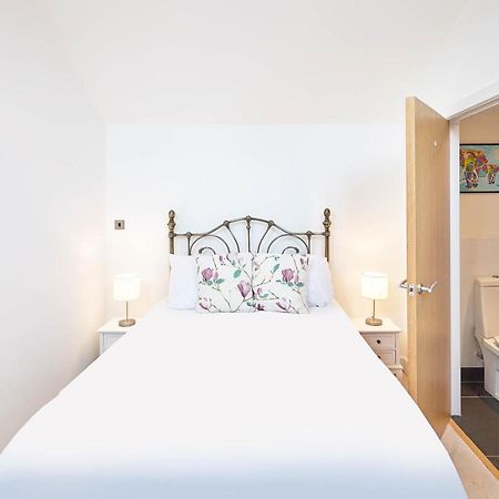 Host & Stay - Penthouse Pad スカーバラ エクステリア 写真