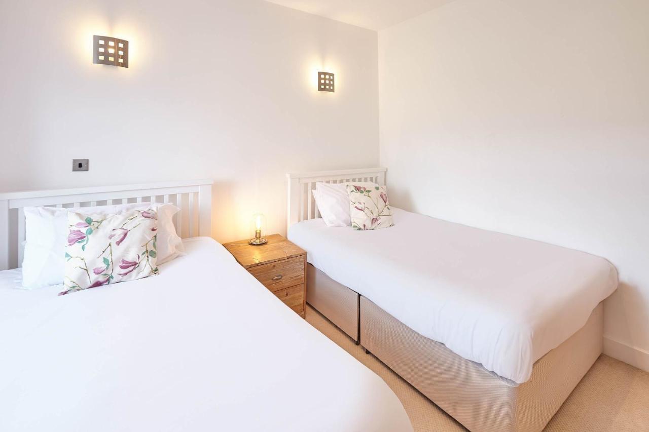 Host & Stay - Penthouse Pad スカーバラ エクステリア 写真